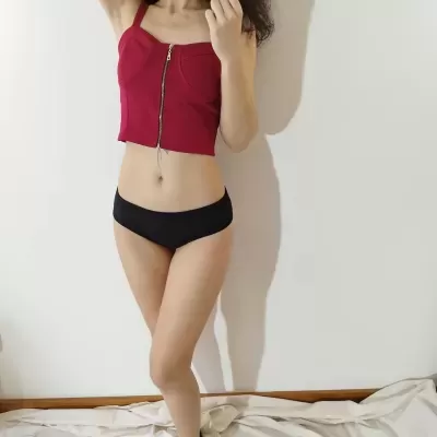 Conjunto de lingerie com top vermelho e cuecas pretas em fundo branco