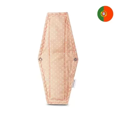 Produto em tecido acolchoado cor de rosa com pontos brancos e fechos metálicos