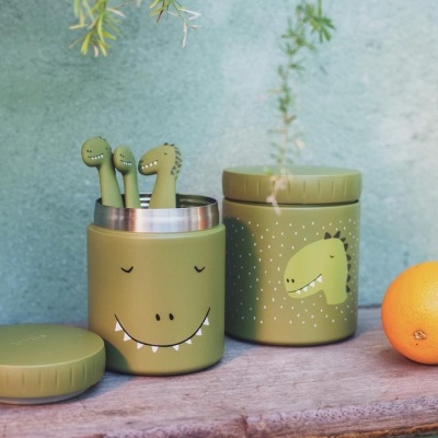 Conjunto de recipientes verdes com design de dinossauros e colheres, em prateleira de madeira