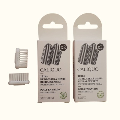 Recargas de cabeças de escovas de dentes Caliquo em embalagens brancas marcadas como Medium e Soft