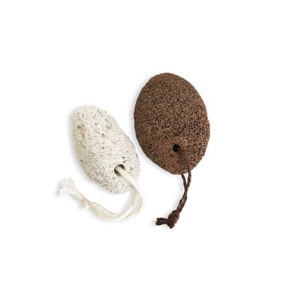 Duas pedras-pomes ovais texturizadas com cordão, uma branca e uma castanha.