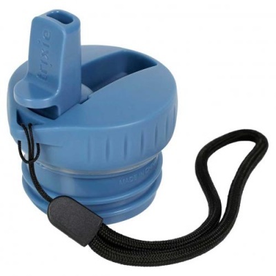 Tampa azul de plástico para garrafa com palhinha e cordão preto