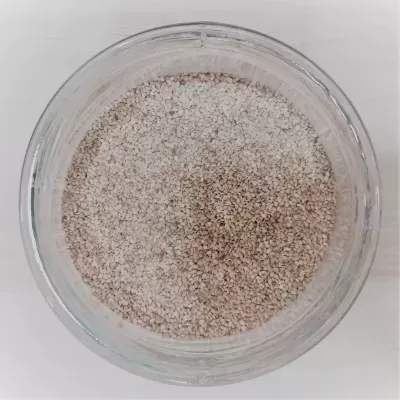 Tigela de vidro com mistura granular branca e castanha