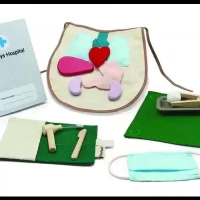 Brinquedos anatómicos de pano e madeira com peça 'PlanToys Hospital'