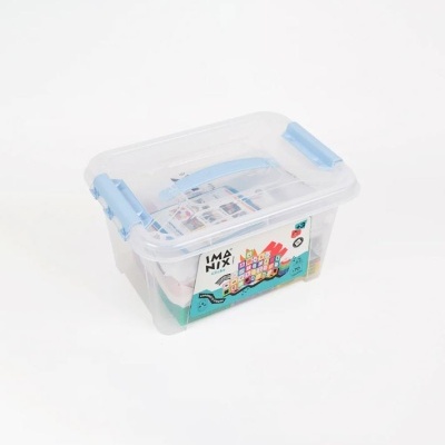 Caixa de plástico transparente com tampa e fechos azuis contendo blocos coloridos.