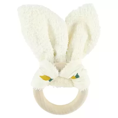 Chocalho de madeira com orelhas de tecido branco felpudo e faixa decorativa.