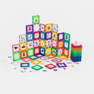 Blocos magnéticos coloridos com letras e imagens, empilhados e espalhados sobre fundo branco