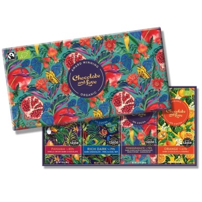 Conjunto de quatro tabletes de chocolate com embalagens coloridas e ilustradas, marca Chocolate and Love