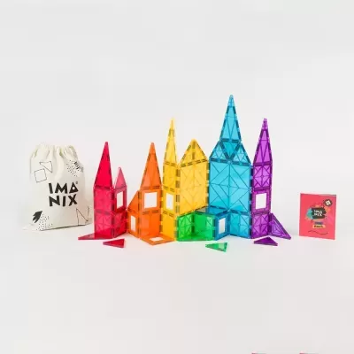 Peças magnéticas coloridas formam torres com saco branco e embalagem vermelha