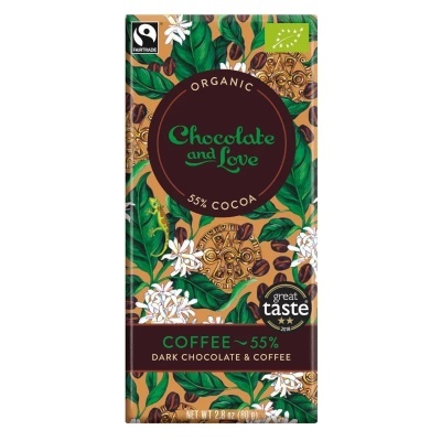 Barra de chocolate orgânica com 55% cacau e café, embalagem decorada com folhas verdes, flores brancas e grãos de café.