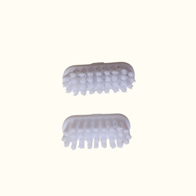 Dois pequenos pincéis de limpeza com cerdas e base brancas sobre fundo branco