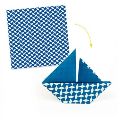 Papel quadrado com padrão azul e branco e barco de papel dobrado no mesmo padrão