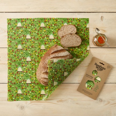 Pano de cera de abelha verde com padrão de abelhas a embrulhar pão integral