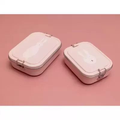 Duas caixas retangulares cor-de-rosa com estampa de coelho branco