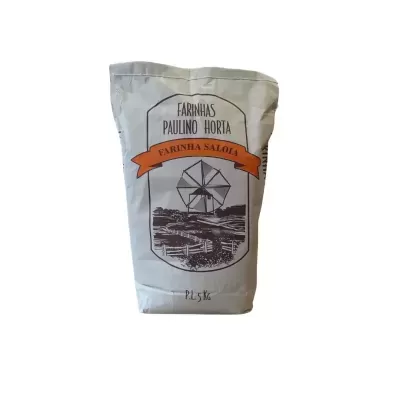 Saco branco de farinha com imagem de moinho e texto em português.