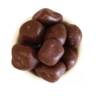 Taça branca com bombons de chocolate escuro