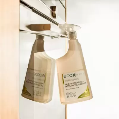 Frasco de spray desengordurante Ecoox pendurado numa superfície metálica