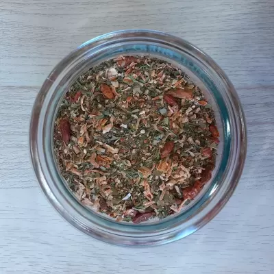 Frasco de vidro com ervas e especiarias secas visto de cima