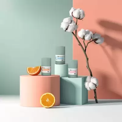 Produtos em sticks com rótulo Sentifolia, laranjas e rama de algodão em formas geométricas coloridas