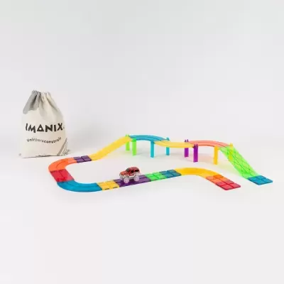 Conjunto de pista de corrida de brinquedo colorida com carrinho vermelho e bolsa de tecido com texto IMANIX.