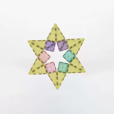 Estrela de seis pontas amarelos com quadrados coloridos no centro