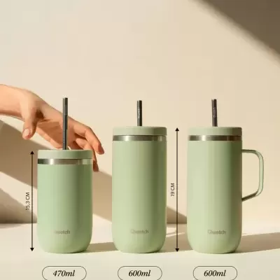 Três copos térmicos verdes de inox com tampas e palhinhas pretas de diferentes tamanhos.