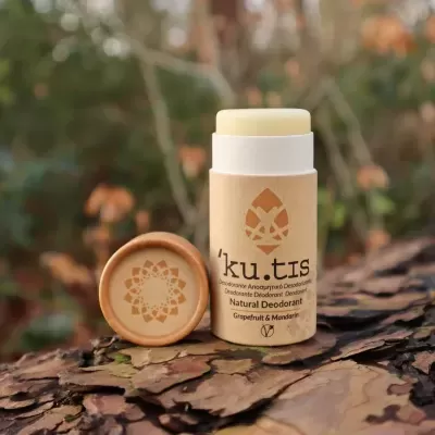 Desodorizante natural l'ku.tis em stick com tampo de madeira sobre casca de árvore