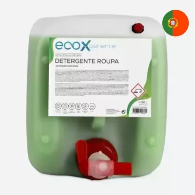 Recipiente verde translúcido com detergente roupa ecoXperience e torneira vermelha