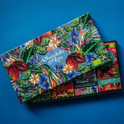 Caixa florada com barras de chocolate e texto Chocolate and Love na tampa
