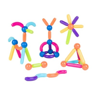 Brinquedos de construção coloridos em bolas e barras de plástico