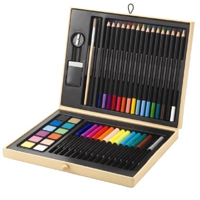 Estojo de madeira com conjunto de materiais artísticos coloridos organizados