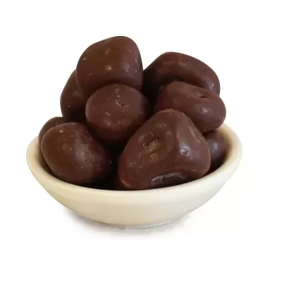 Tigela branca com pedaços irregulares de chocolate escuro.