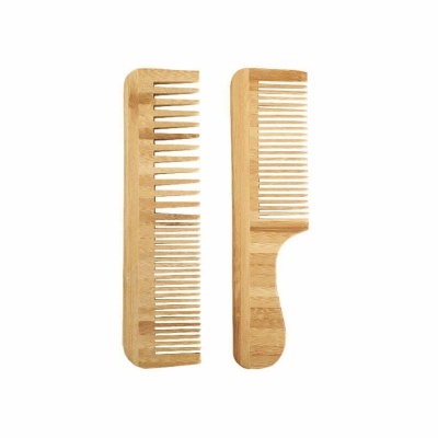 Dois pentes de madeira naturais, um com dentes variados e outro com cabo