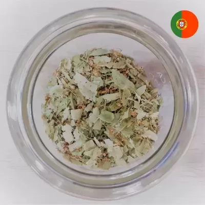 Pote de vidro com folhas secas verdes e castanhas visto de cima