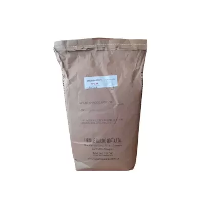 Saco castanho de papel com etiqueta branca e texto impresso a preto