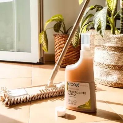 Detergente para chão ecoXperience com esfregão e plantas