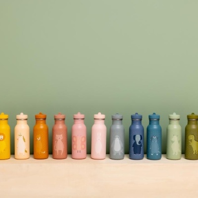 Conjunto de garrafas coloridas com desenhos em relevo num suporte de madeira