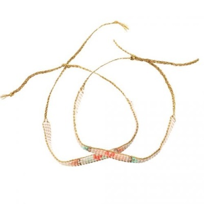 Duas pulseiras trançadas com fios dourados e coloridos, com extremos soltos
