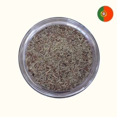 Frasco redondo com ervas secas verdes e castanhas visto de cima