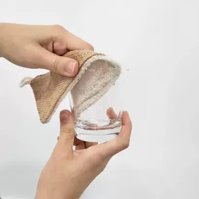 Prato de vidro transparente com acessório em tecido bege e interior felpudo