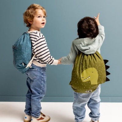 Crianças de costas com mochilas coloridas, uma azul com estrelas e outra verde com dinossauro