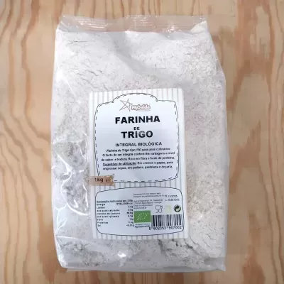Saco de farinha de trigo integral biológica de 1 kg sobre madeira