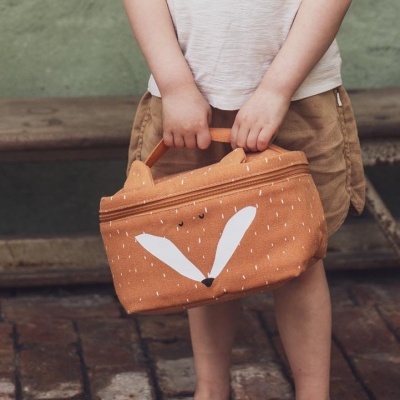 Criança segurando bolsa de raposa castanha com pintas brancas