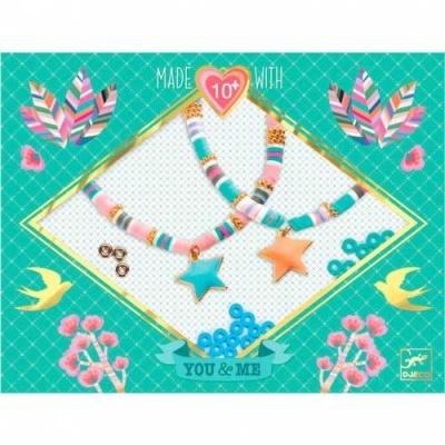 Cartão decorativo com colares de contas coloridas e estrelas cor de rosa e azul