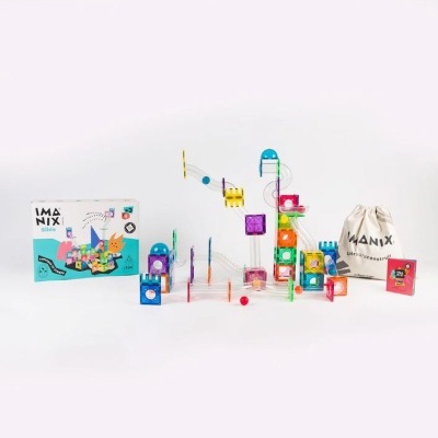 Jogo de construção MANIX Slide com peças plásticas coloridas e saco de pano branco.