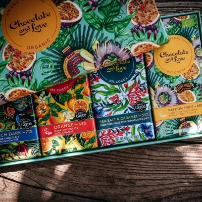 Conjunto de barras de chocolate Chocolate and Love em embalagens coloridas com ilustrações naturais