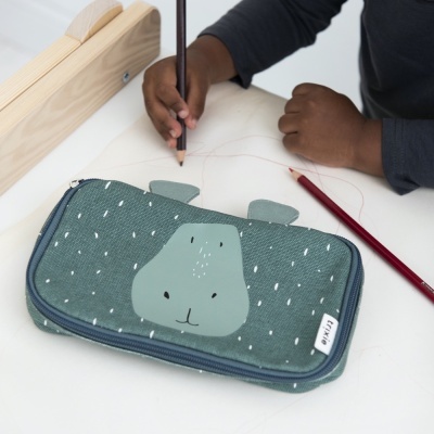 Estojo escolar azul-esverdeado com rosto de hipopótamo e padrão de bolinhas brancas