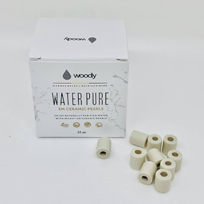 Caixa branca com texto e nove pérolas cerâmicas brancas cilíndricas ao lado