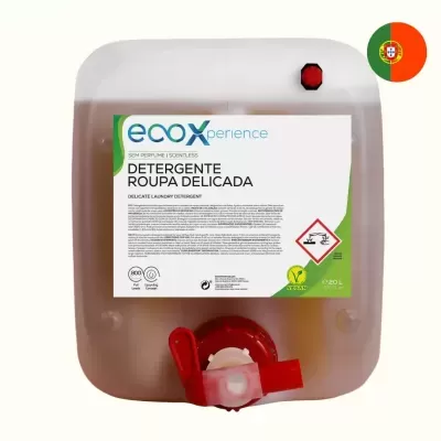 Detergente roupa delicada ecoXperience em embalagem plástica translúcida com tampa vermelha