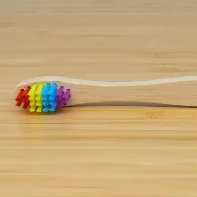Escova de dentes de madeira com cerdas coloridas